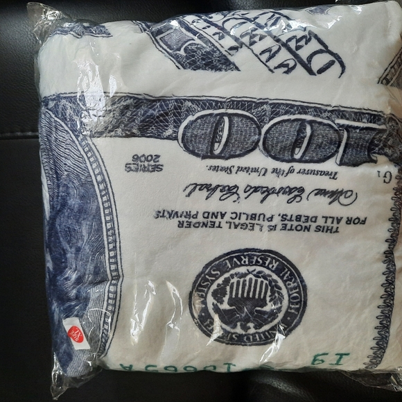 Plush Money Robe - Picture 5 of 5